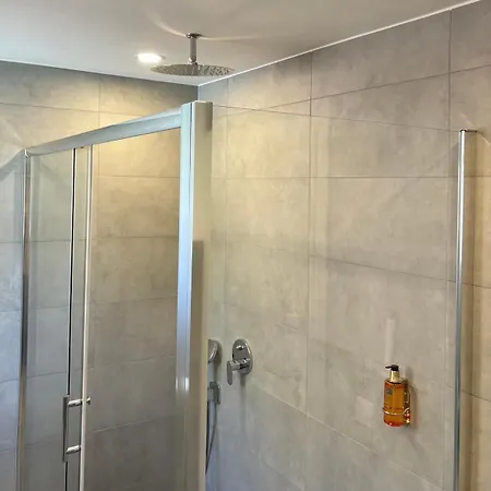 Rema Homes - Gesamte Wohnung, Kueche, Parkplatz, Terrasse