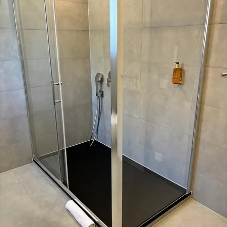 Gesamte Wohnung, Kueche, Parkplatz, Terrasse *